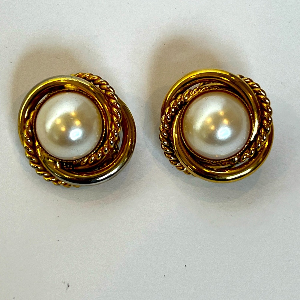 Vintage Gold Tone Beautiful Round with Faux Pearl Center Clip On Earrings.